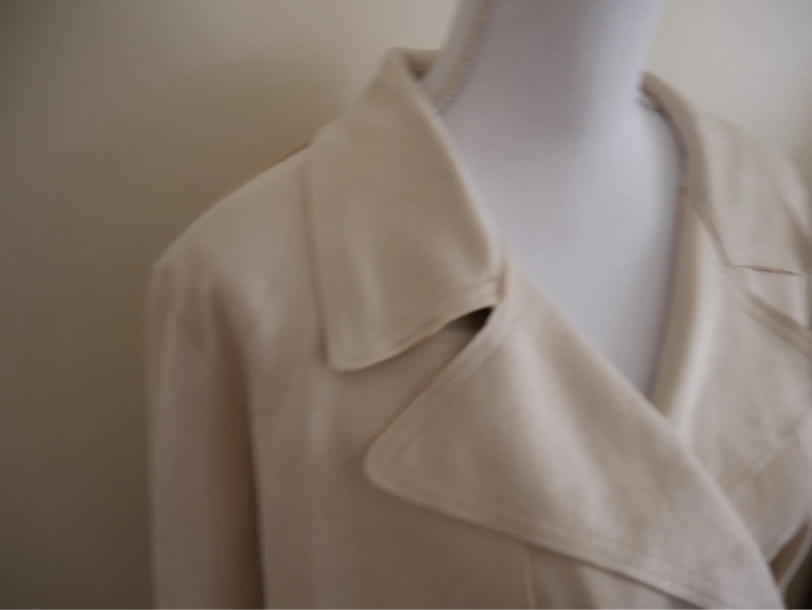 Trench en suédine beige - marque Charlior - neuf  – photo 6